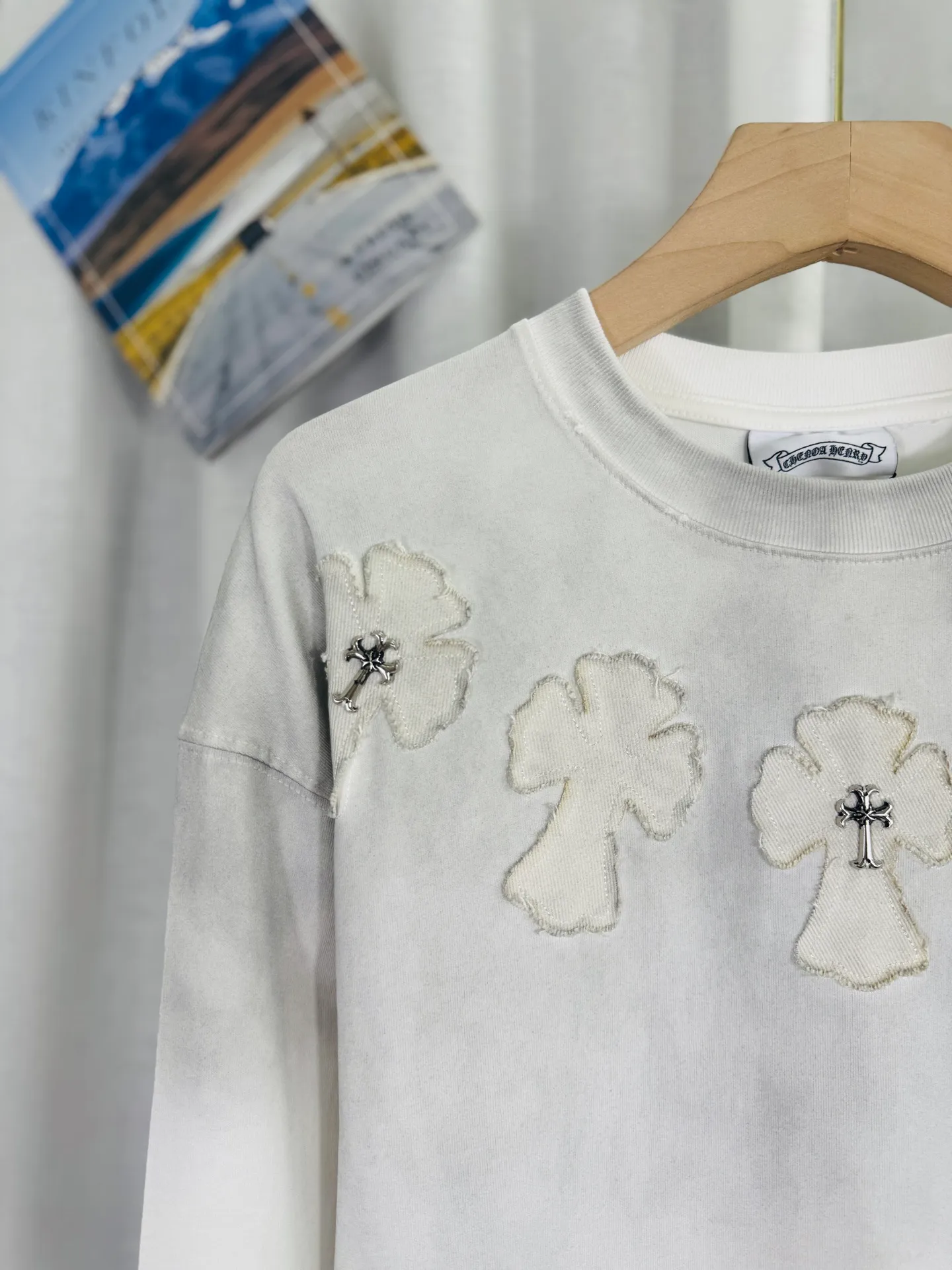 P250 top version, real shot without P, ​​different from market currency) 𝗖𝗵𝗿𝗼𝗺𝗲 𝗛𝗲𝗮𝗿𝘁𝘀/Cro Heart 2025 Autumn and Winter Horseshoe Cross Appliqué Embroidered Couple Casual Long Sleeve 👑The highest version! Customized fabric 320g fabric! Horseshoe cross patch embroidery, a best-selling model at the counter, very comfortable to wear. Accessories: original molded and authenticated collar label ➕ 100% silk wash water label. Genuine purchase-grade original hangtag➕matching hanging rope➕3D hanging beads➕original packaging bag. Craftsmanship: The original version has consistent wiring! The highest version of the armhole matching technique! Color: Black Size: S M L XL Style No.: 5172